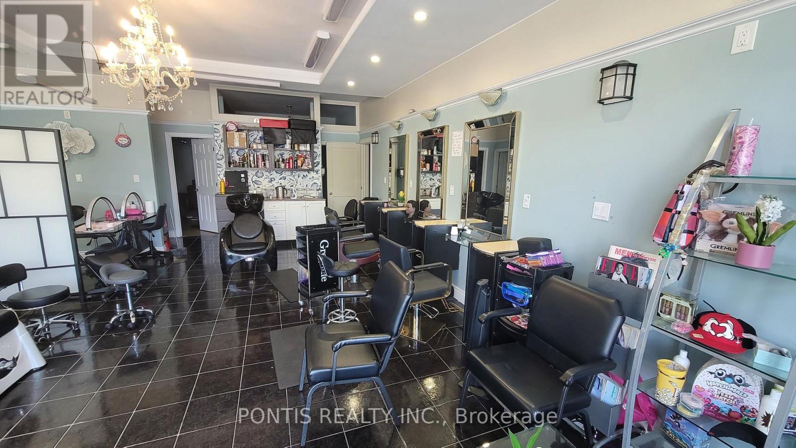 612 Lakeshore Road E, Mississauga, Ontario  L5G 1J4 - Photo 3 - W12427264