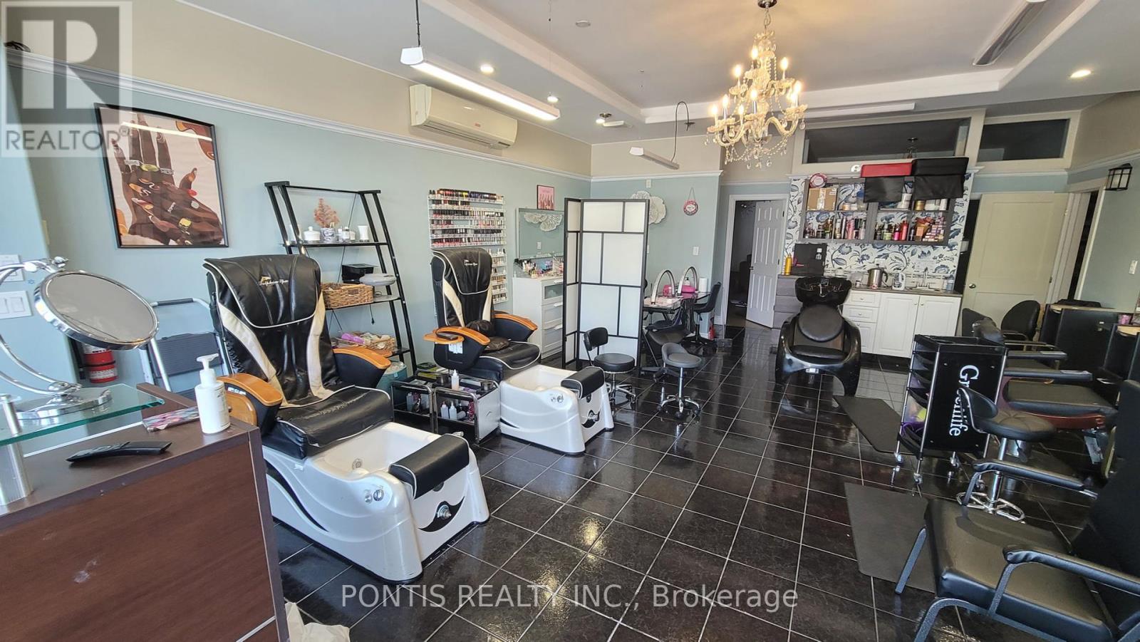 612 Lakeshore Road E, Mississauga, Ontario  L5G 1J4 - Photo 4 - W12427264