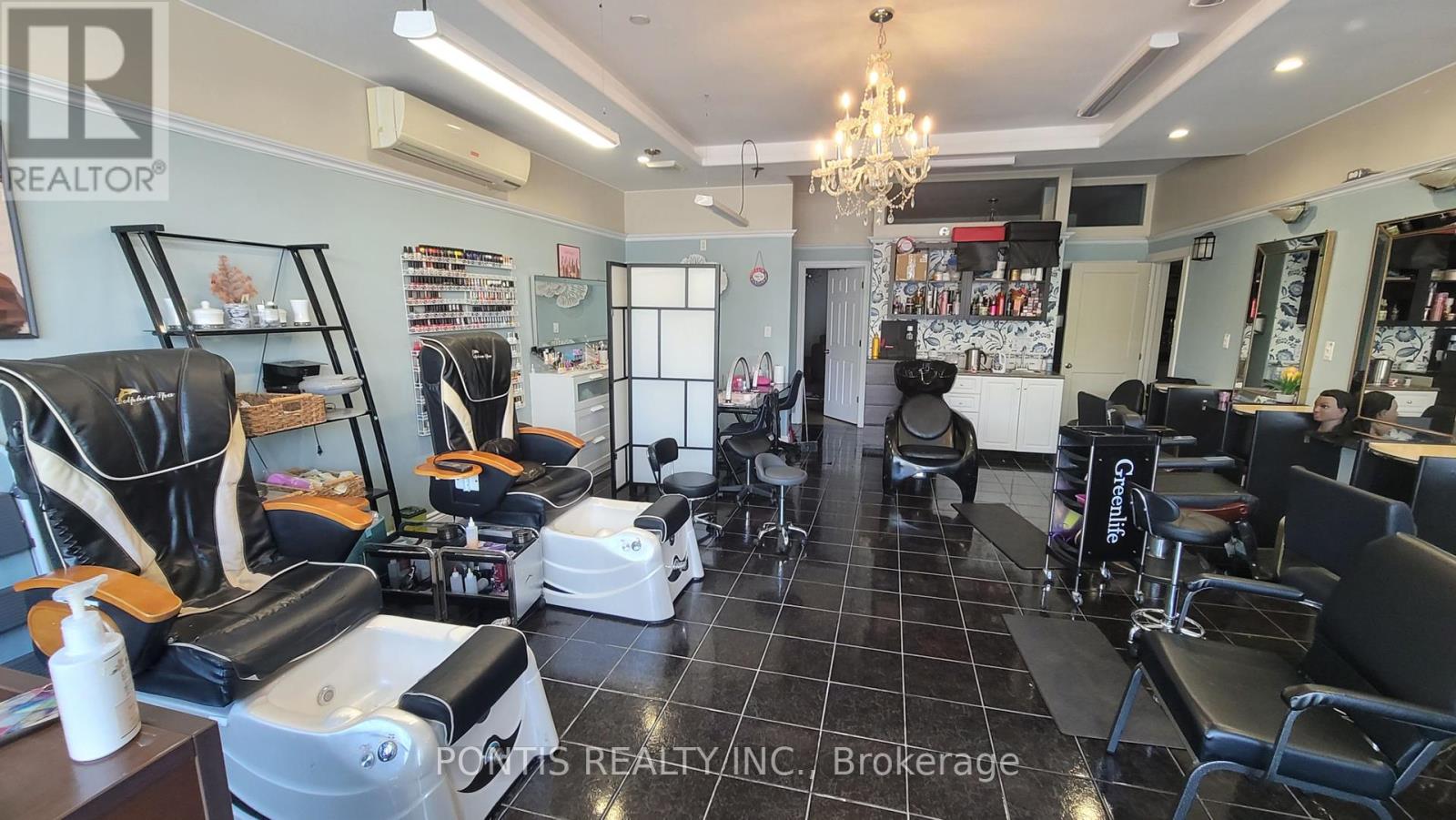 612 Lakeshore Road E, Mississauga, Ontario  L5G 1J4 - Photo 5 - W12427264