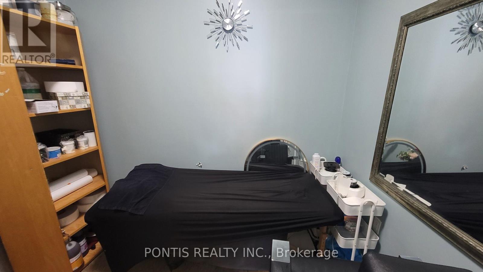 612 Lakeshore Road E, Mississauga, Ontario  L5G 1J4 - Photo 8 - W12427264