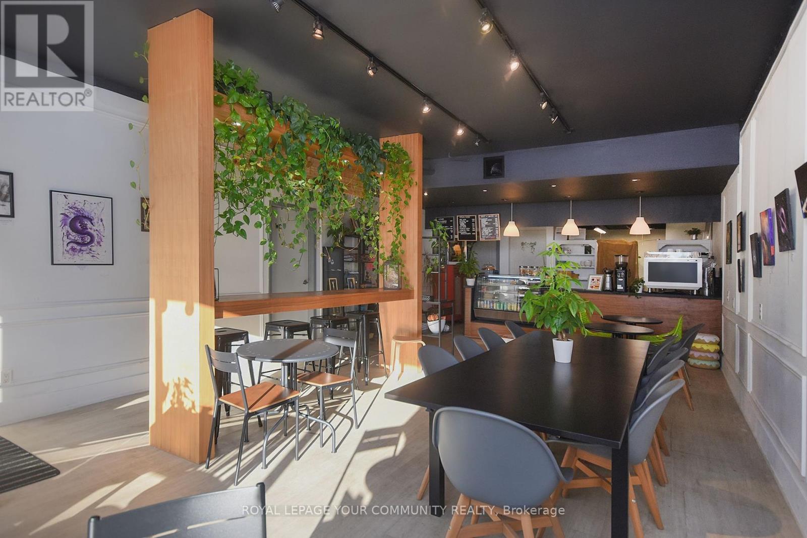 77 Lakeshore Road W, Oakville, Ontario  L6K 1C9 - Photo 3 - W12427288