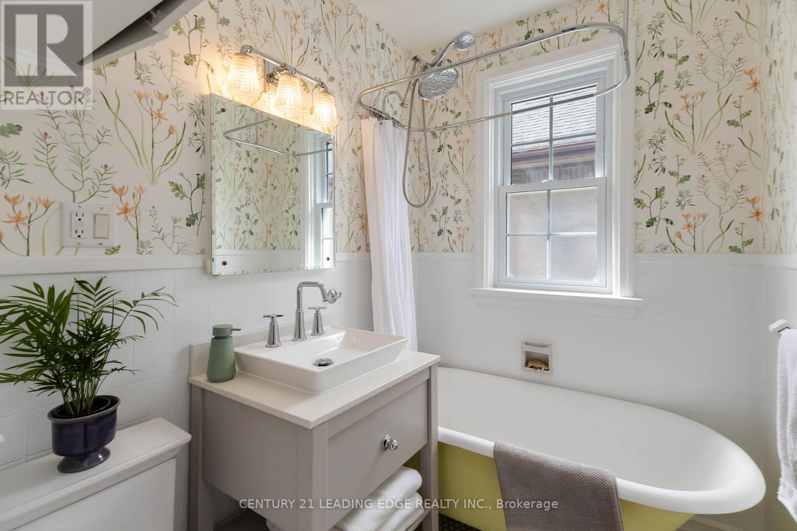 657 Emery Street, London South, Ontario  N6C 2G3 - Photo 17 - X12427225