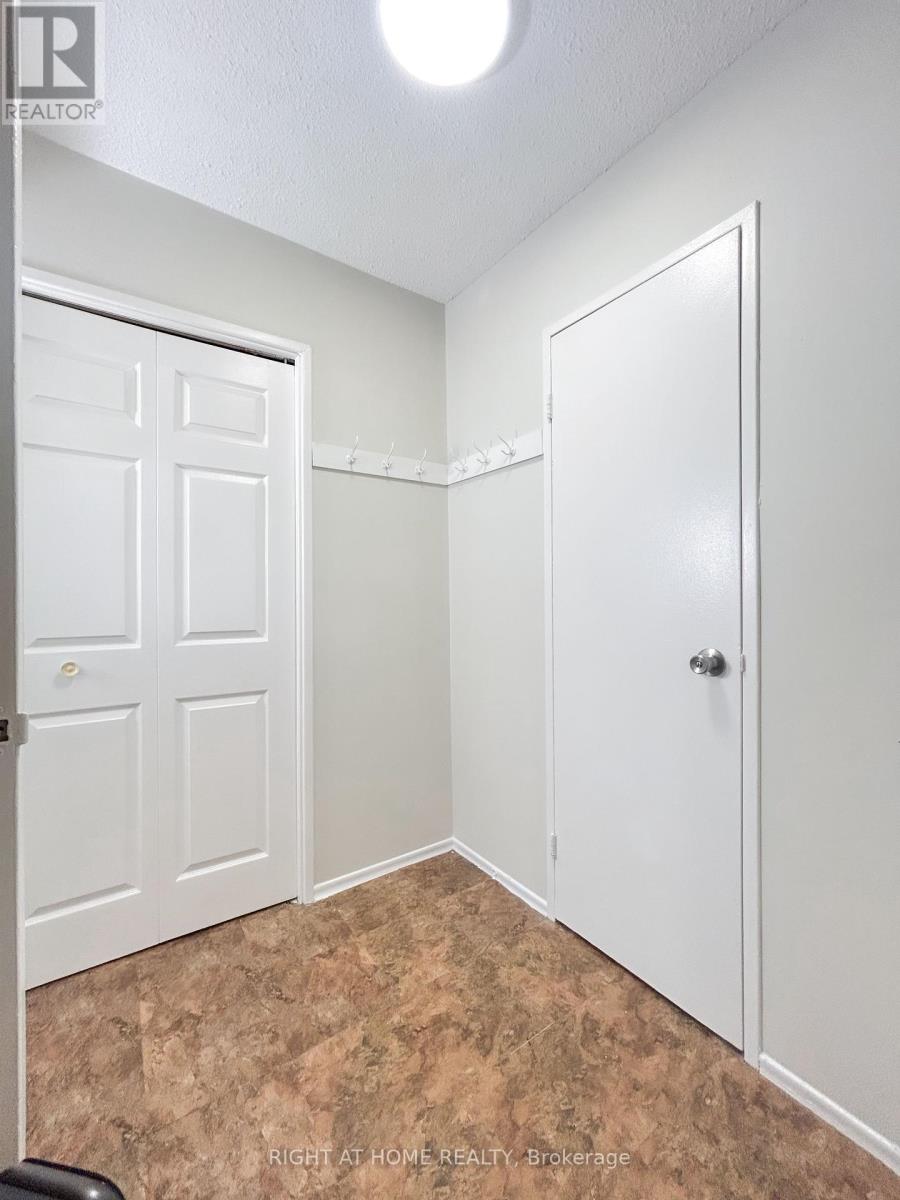 32 - 160 Jansen Avenue, Kitchener, Ontario  N2A 2L7 - Photo 10 - X12427229