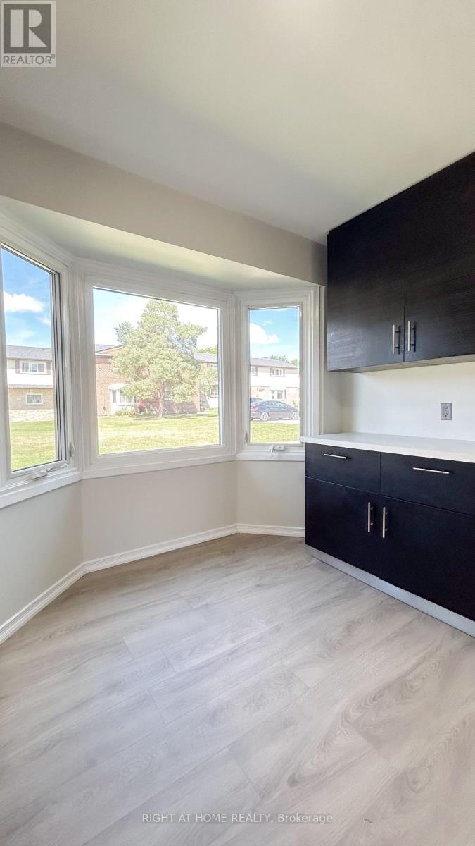 32 - 160 Jansen Avenue, Kitchener, Ontario  N2A 2L7 - Photo 8 - X12427229