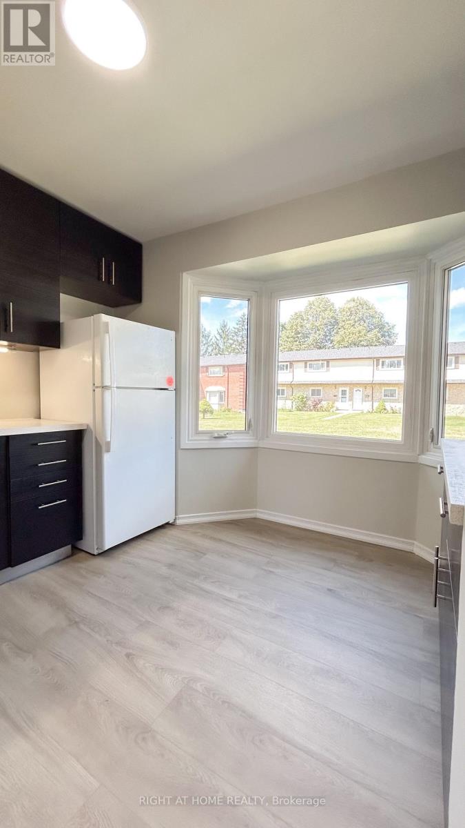 32 - 160 Jansen Avenue, Kitchener, Ontario  N2A 2L7 - Photo 9 - X12427229