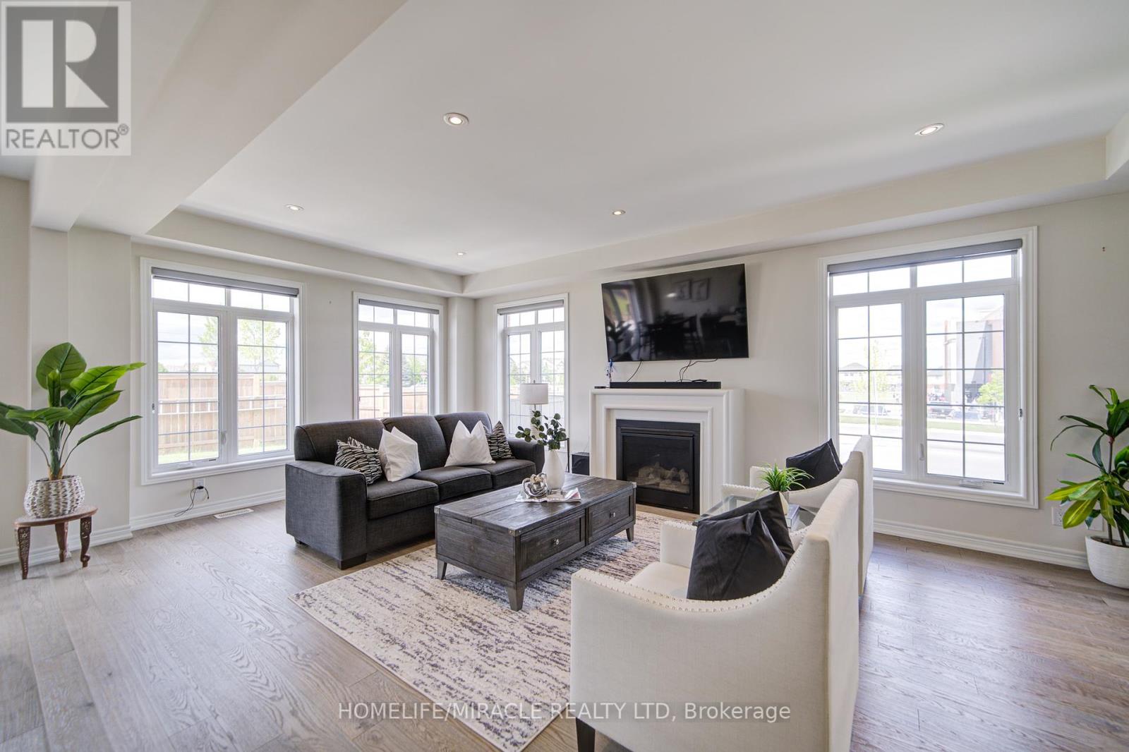 2 William Dunlop Street, Kitchener, Ontario  N2R 0N7 - Photo 12 - X12427233