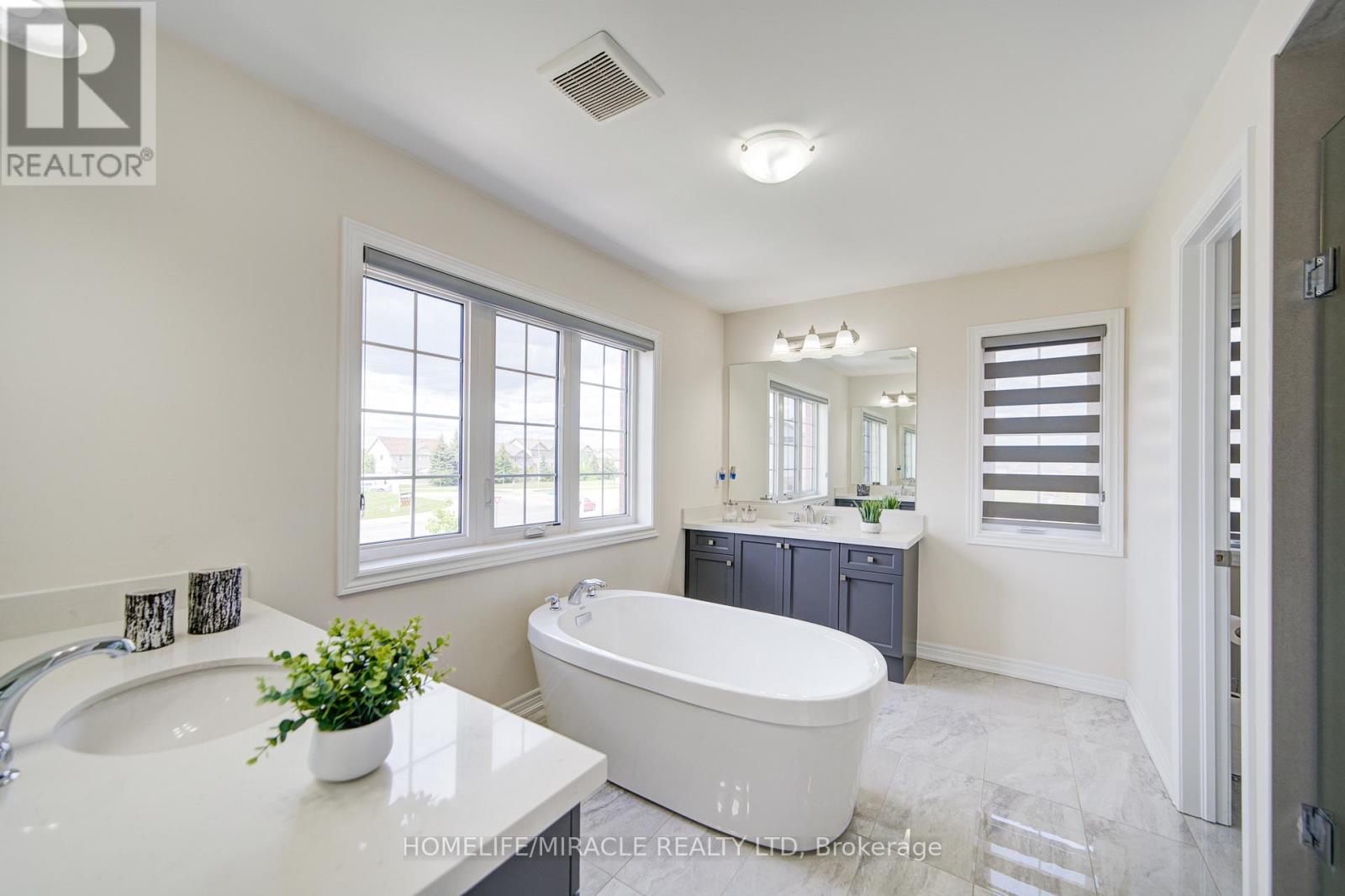 2 William Dunlop Street, Kitchener, Ontario  N2R 0N7 - Photo 27 - X12427233