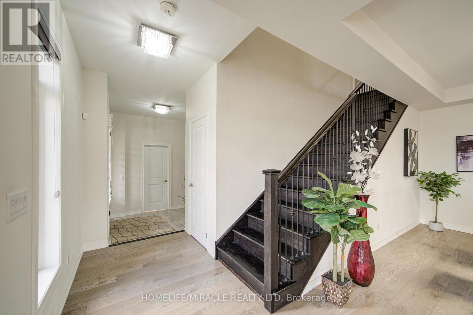 2 William Dunlop Street, Kitchener, Ontario  N2R 0N7 - Photo 7 - X12427233