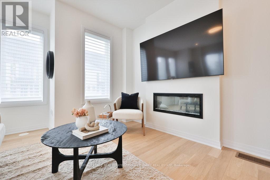 9 Crown Gate, Oakville, Ontario  L6M 0W8 - Photo 11 - W12427334