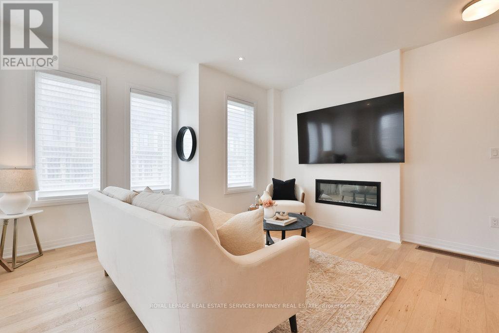 9 Crown Gate, Oakville, Ontario  L6M 0W8 - Photo 12 - W12427334