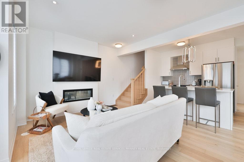 9 Crown Gate, Oakville, Ontario  L6M 0W8 - Photo 13 - W12427334