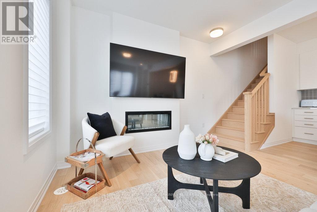9 Crown Gate, Oakville, Ontario  L6M 0W8 - Photo 14 - W12427334