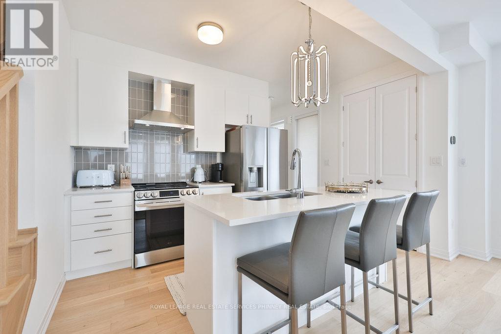 9 Crown Gate, Oakville, Ontario  L6M 0W8 - Photo 6 - W12427334