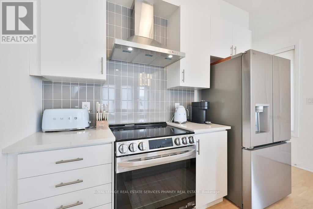 9 Crown Gate, Oakville, Ontario  L6M 0W8 - Photo 7 - W12427334