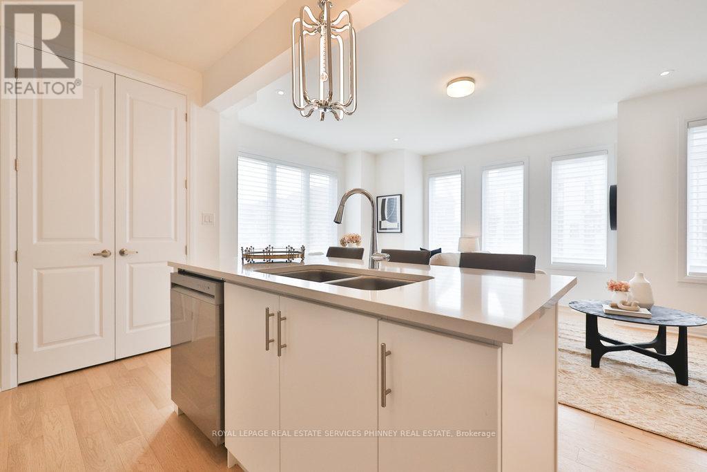9 Crown Gate, Oakville, Ontario  L6M 0W8 - Photo 8 - W12427334
