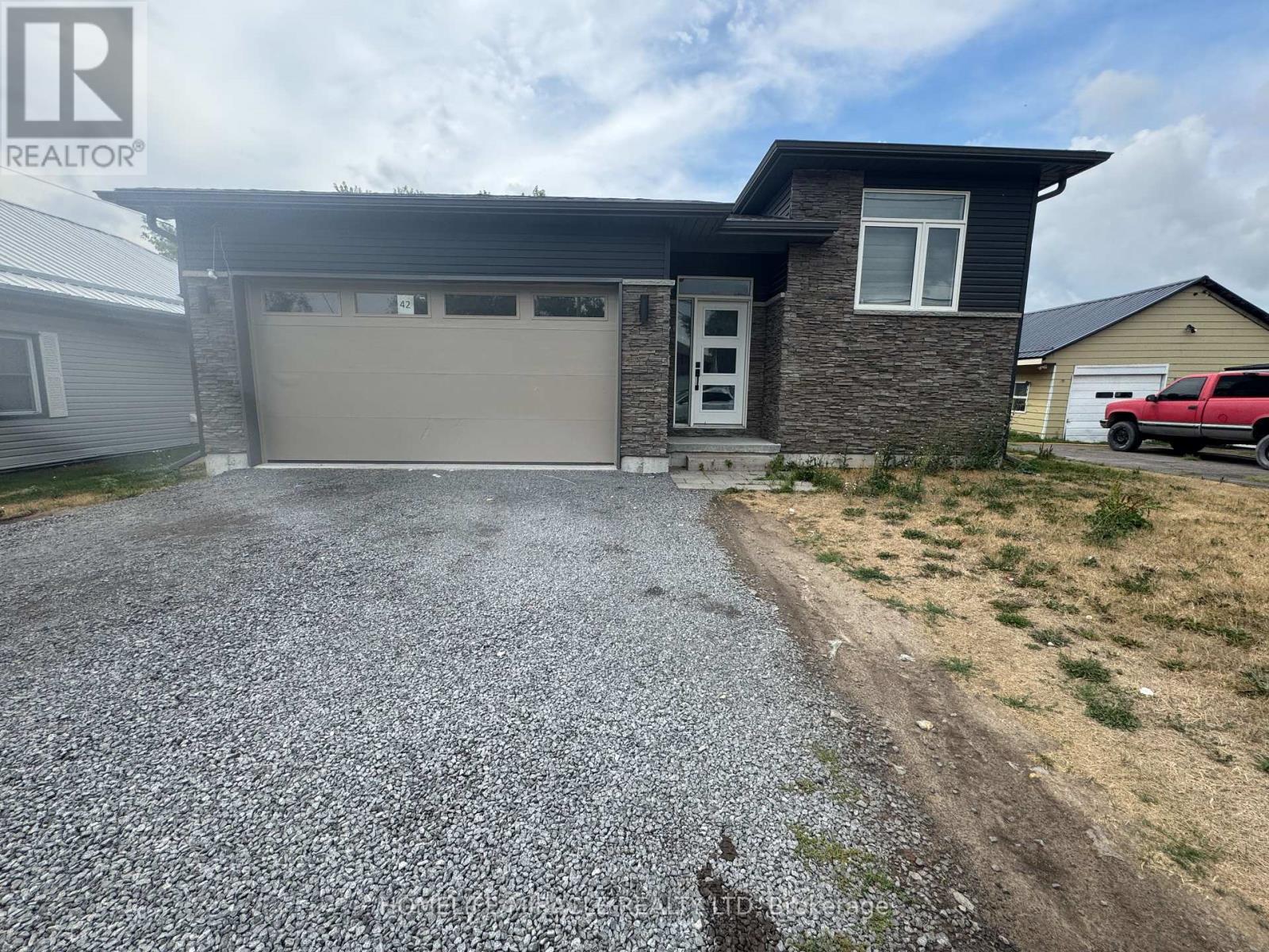 42 Centre Street, Belleville, Ontario  K8N 4W6 - Photo 2 - X12427311