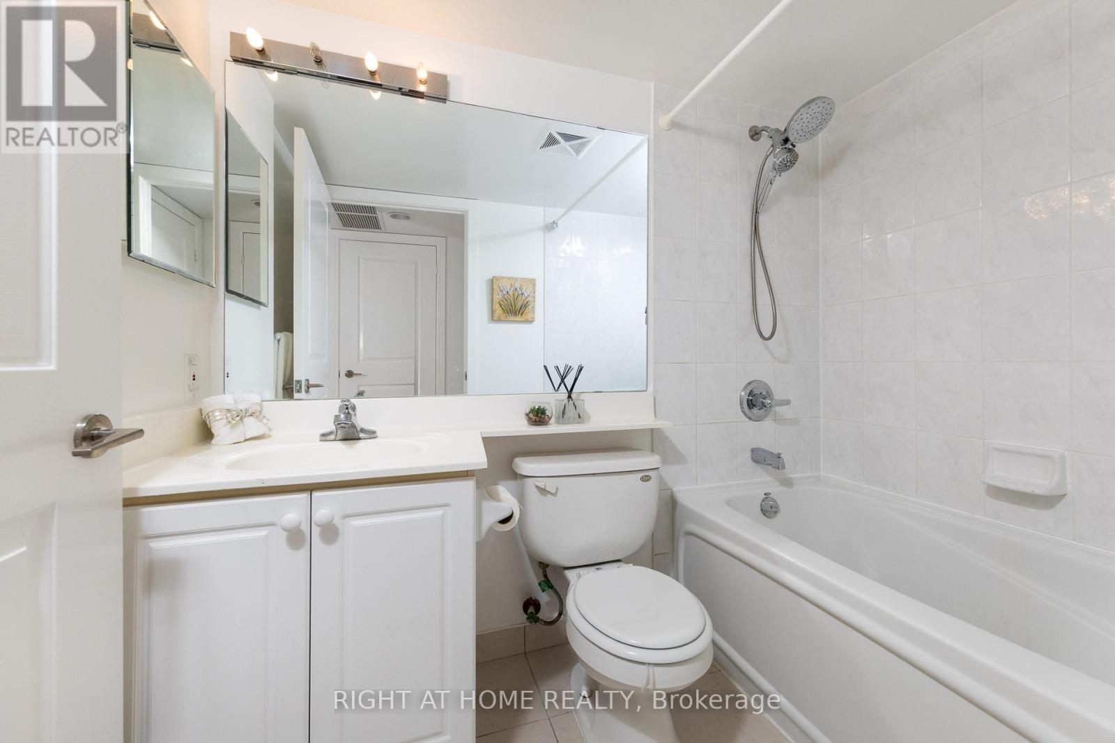 2216 - 31 Bales Avenue, Toronto, Ontario  M2N 7L6 - Photo 17 - C12427405