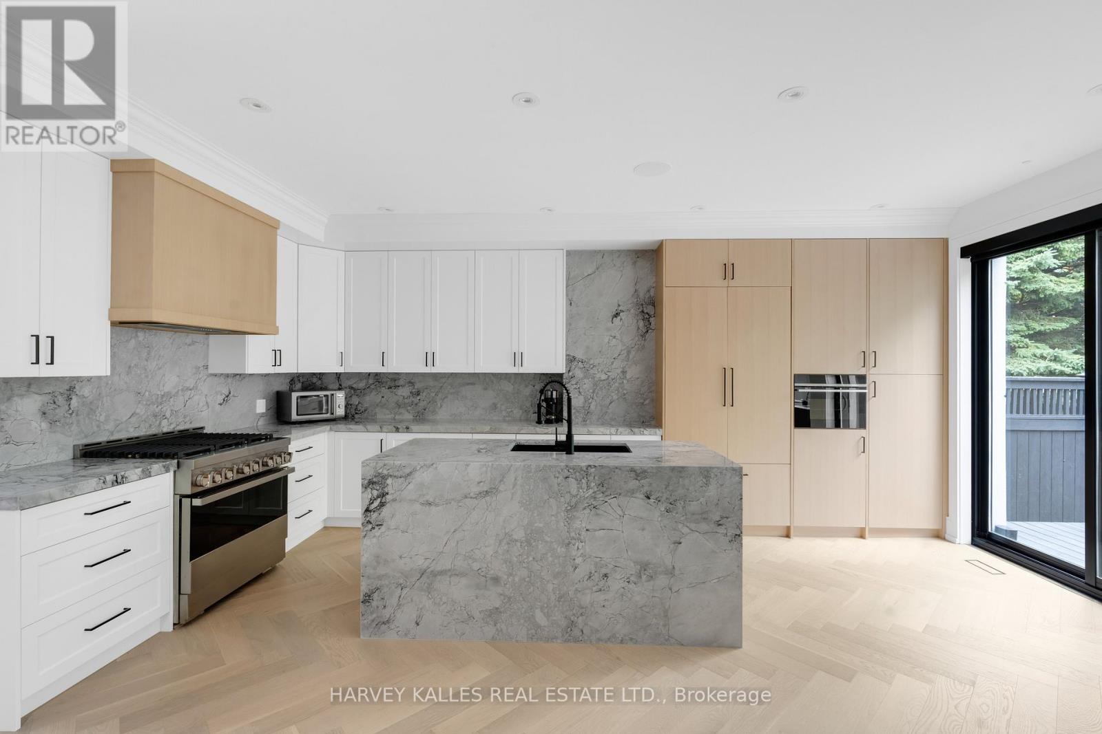233 Macpherson Avenue, Toronto, Ontario  M4V 1A1 - Photo 8 - C12427453