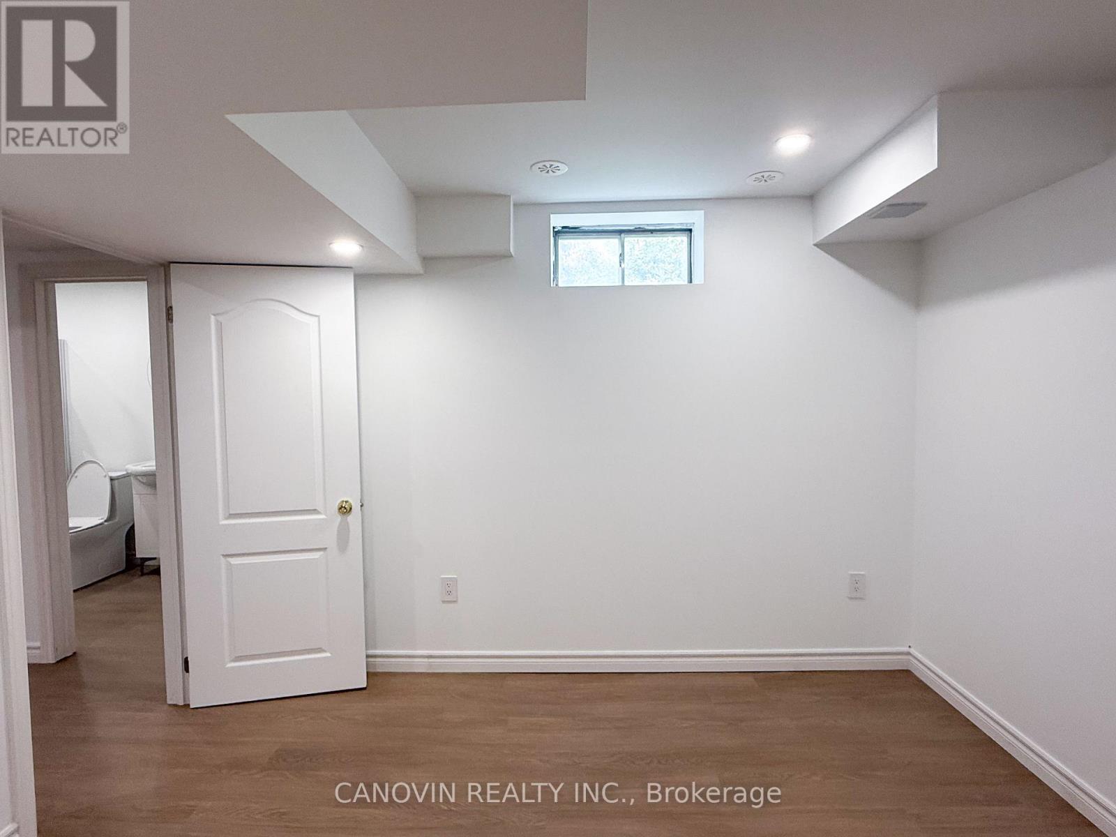 452 Alex Doner Drive, Newmarket, Ontario  L3X 1C1 - Photo 4 - N12427370