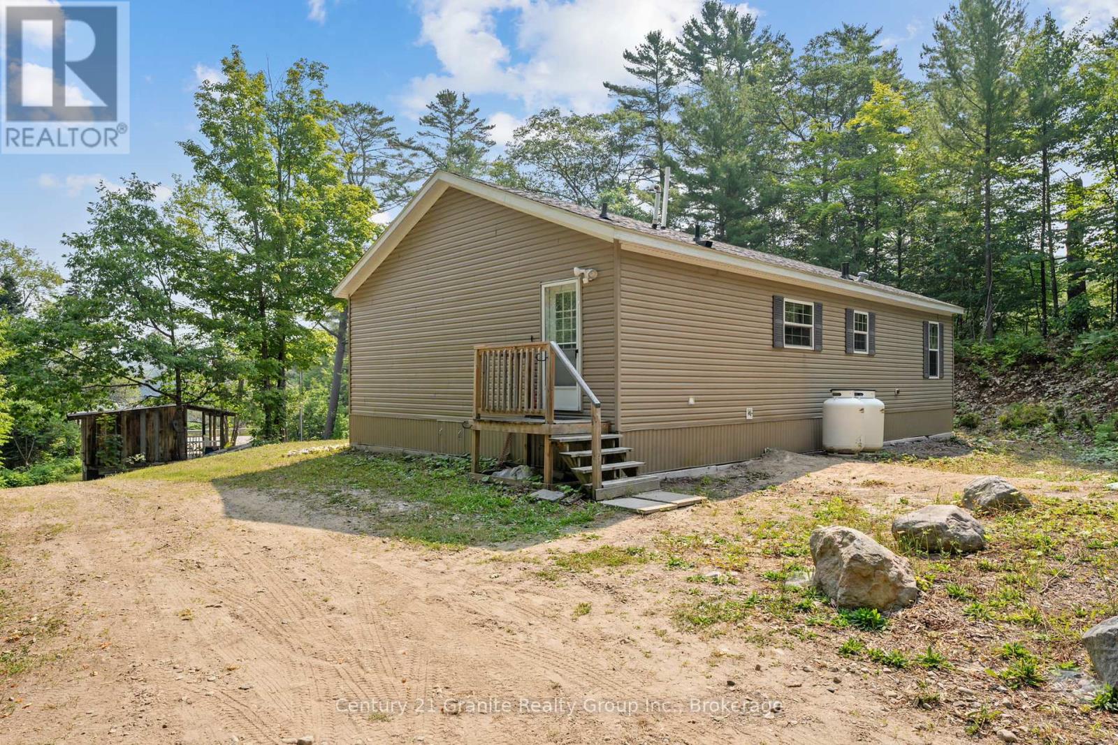 2275 Kennisis Lake Road, Dysart Et Al, Ontario  K0M 1S0 - Photo 38 - X12357507