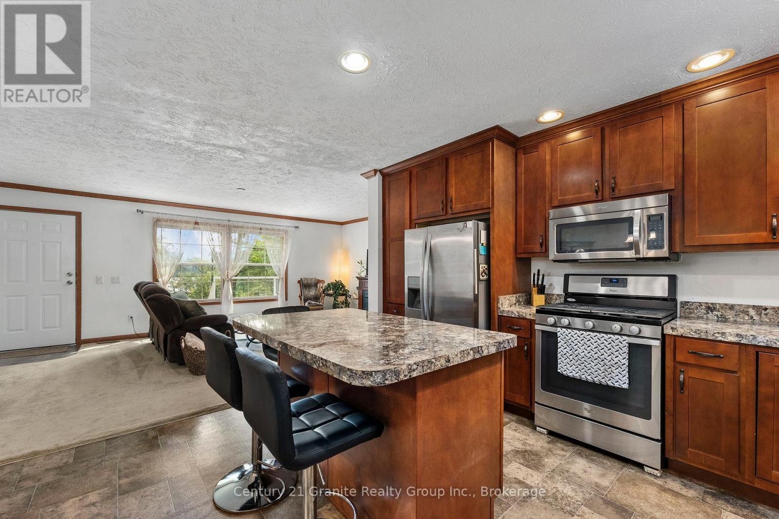 2275 Kennisis Lake Road, Dysart Et Al, Ontario  K0M 1S0 - Photo 6 - X12357507