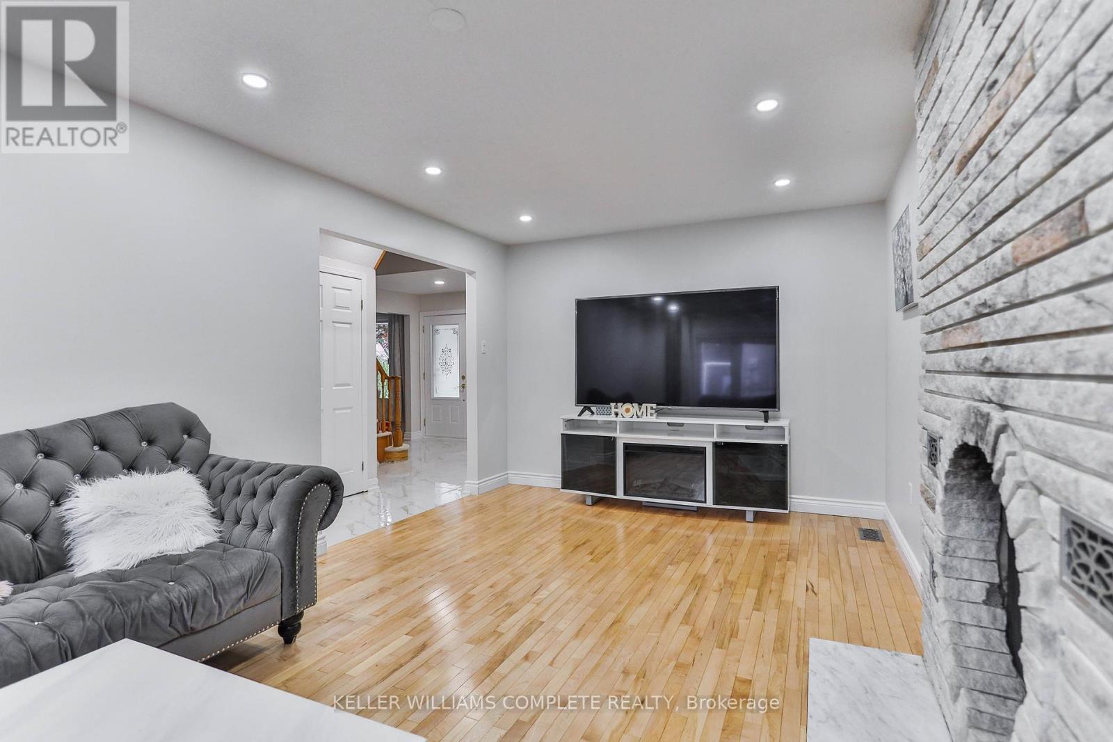 2 Robespierre Court, Hamilton, Ontario  L9B 2G6 - Photo 10 - X12403567