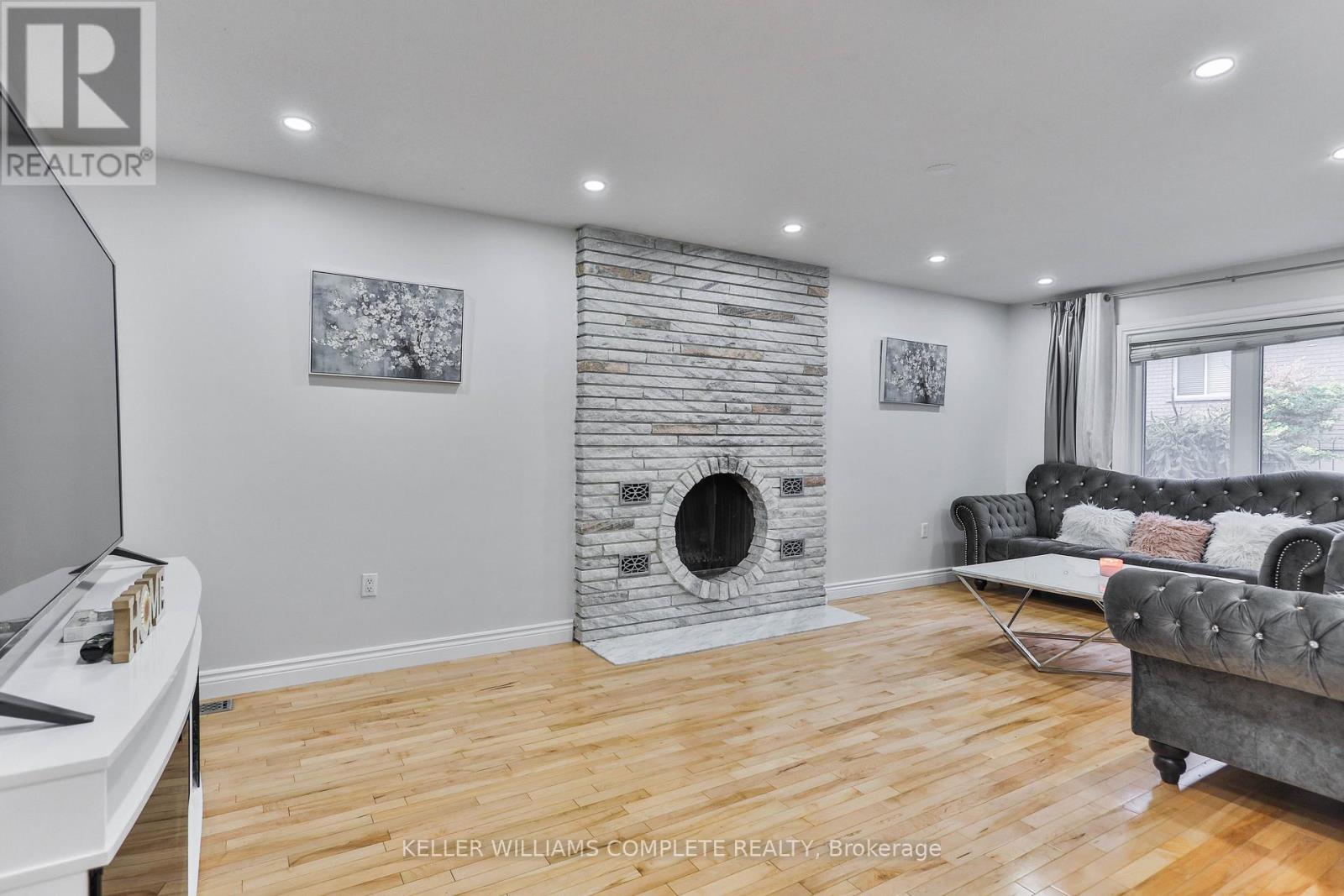 2 Robespierre Court, Hamilton, Ontario  L9B 2G6 - Photo 8 - X12403567