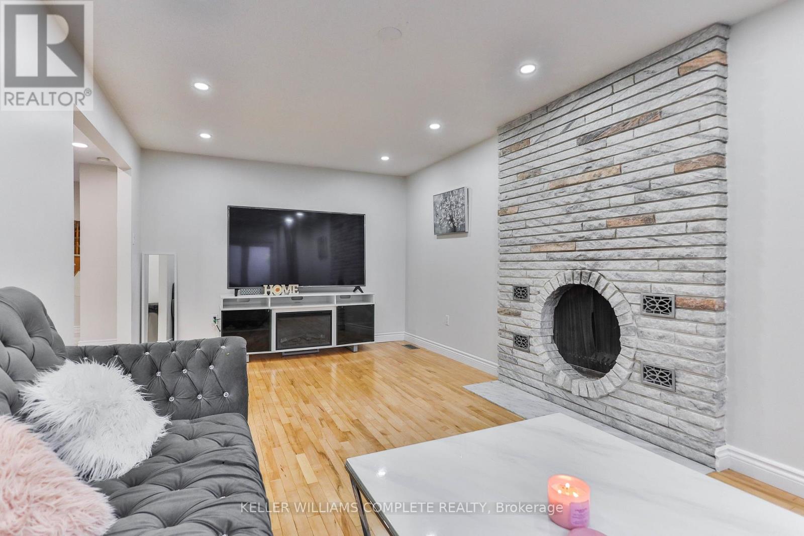 2 Robespierre Court, Hamilton, Ontario  L9B 2G6 - Photo 9 - X12403567