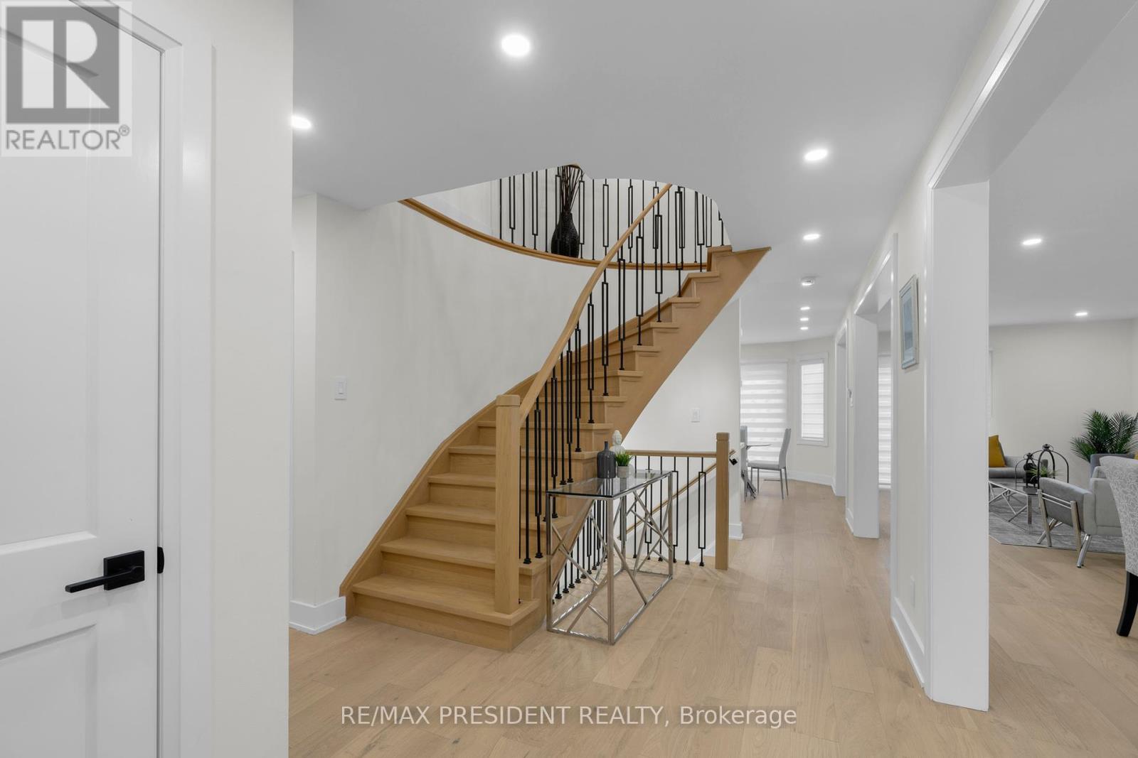4430 Hearthside Drive, Mississauga, Ontario  L5R 1R3 - Photo 4 - W12427047