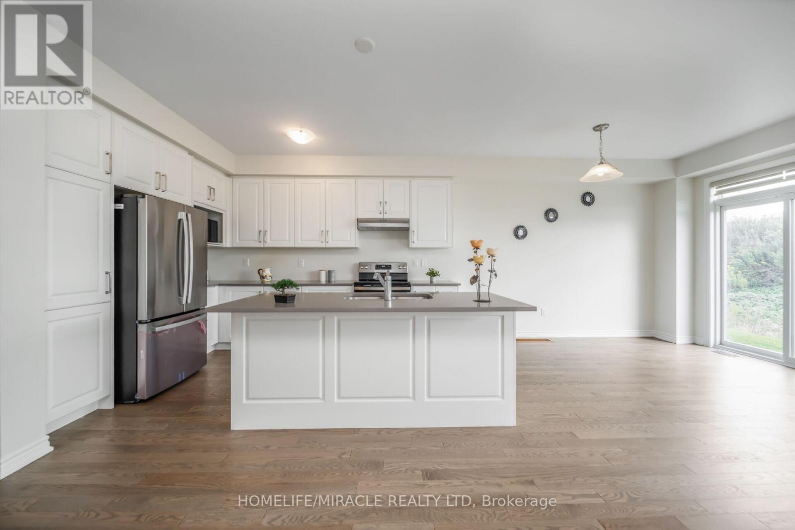 64 Phoenix Boulevard, Barrie, Ontario  L9J 0P7 - Photo 10 - S12427378