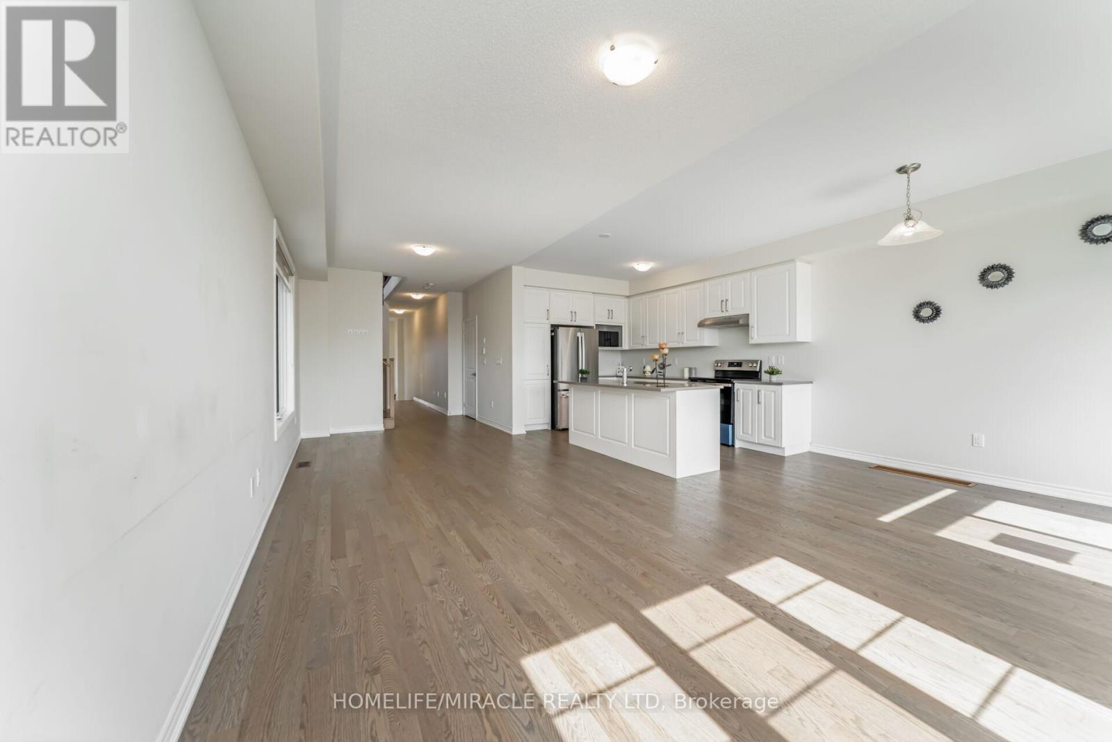 64 Phoenix Boulevard, Barrie, Ontario  L9J 0P7 - Photo 8 - S12427378