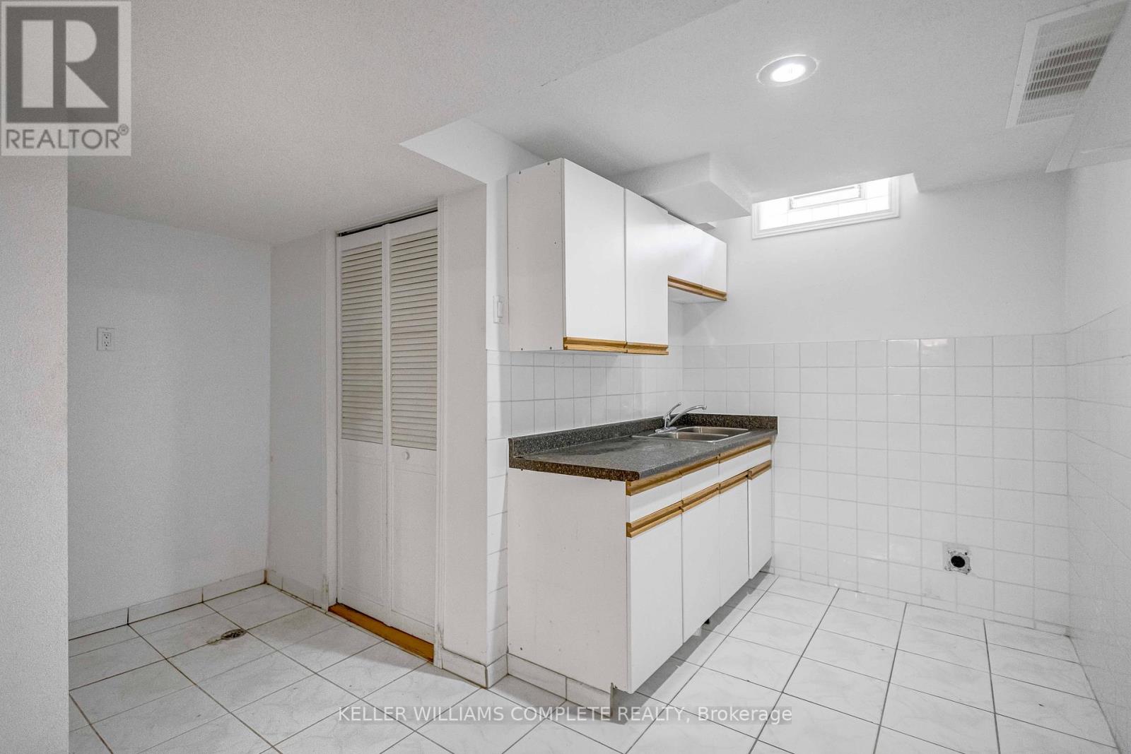 2 Robespierre Court, Hamilton, Ontario  L9B 2G6 - Photo 40 - X12403567