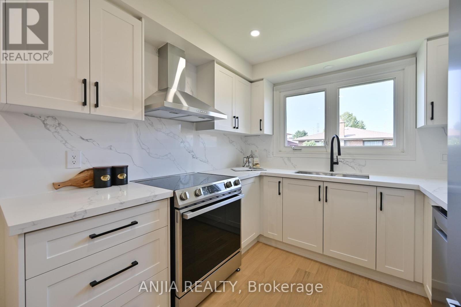 1339 Willowbank Trail, Mississauga, Ontario  L4W 3P9 - Photo 12 - W12427362