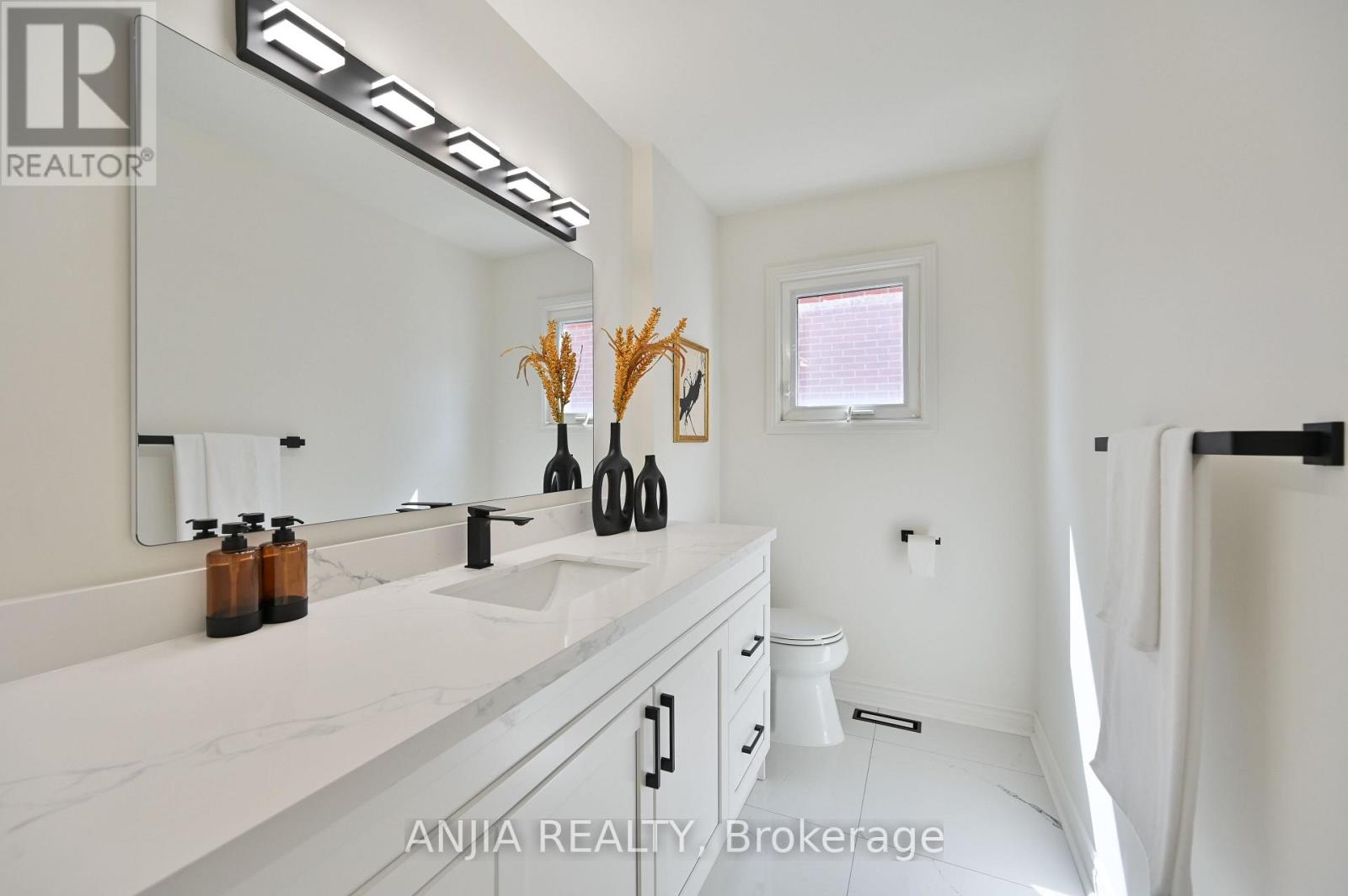 1339 Willowbank Trail, Mississauga, Ontario  L4W 3P9 - Photo 16 - W12427362