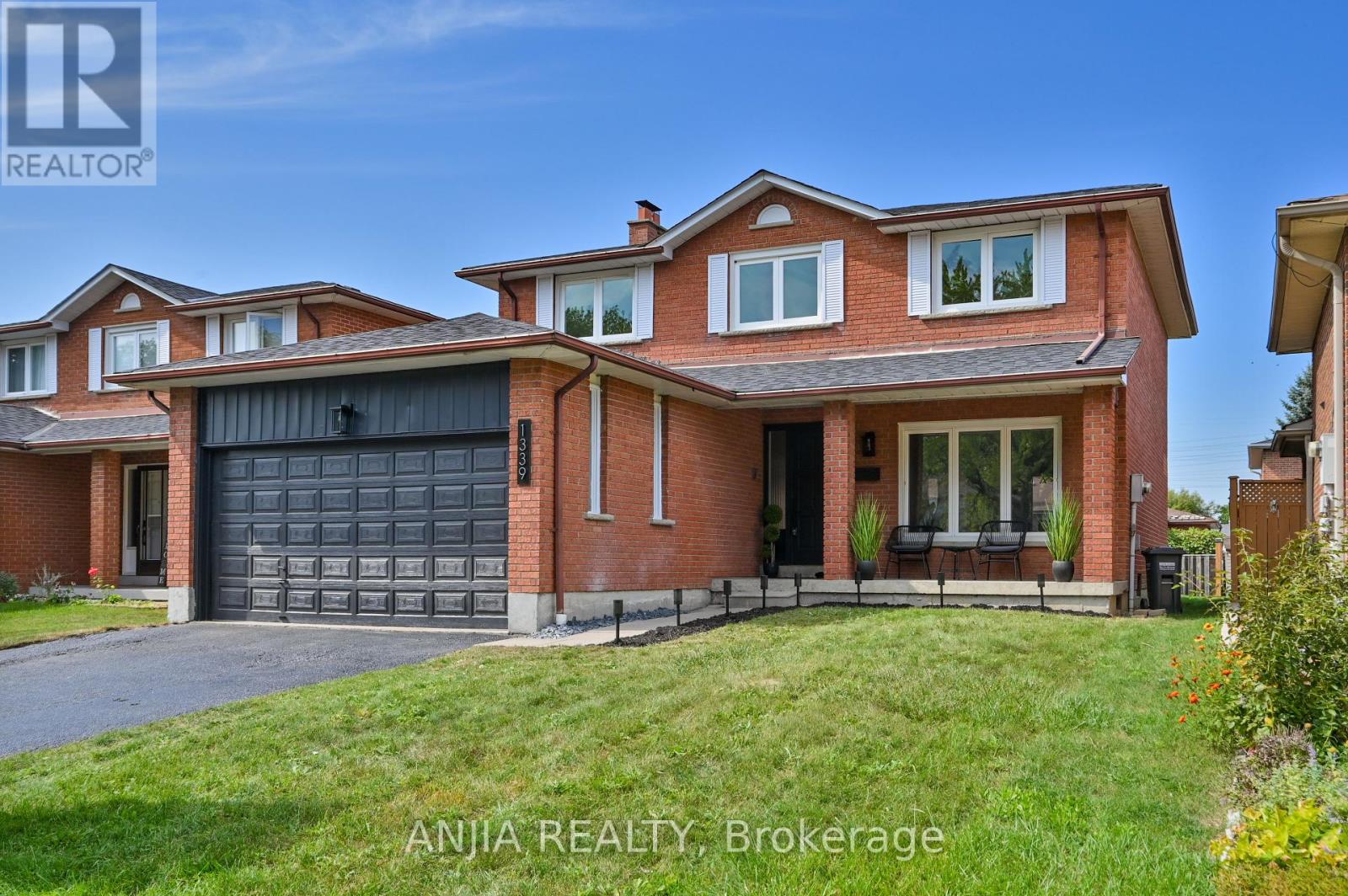 1339 Willowbank Trail, Mississauga, Ontario  L4W 3P9 - Photo 2 - W12427362