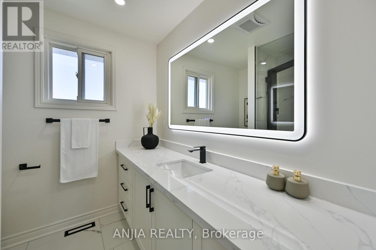 1339 Willowbank Trail, Mississauga, Ontario  L4W 3P9 - Photo 21 - W12427362