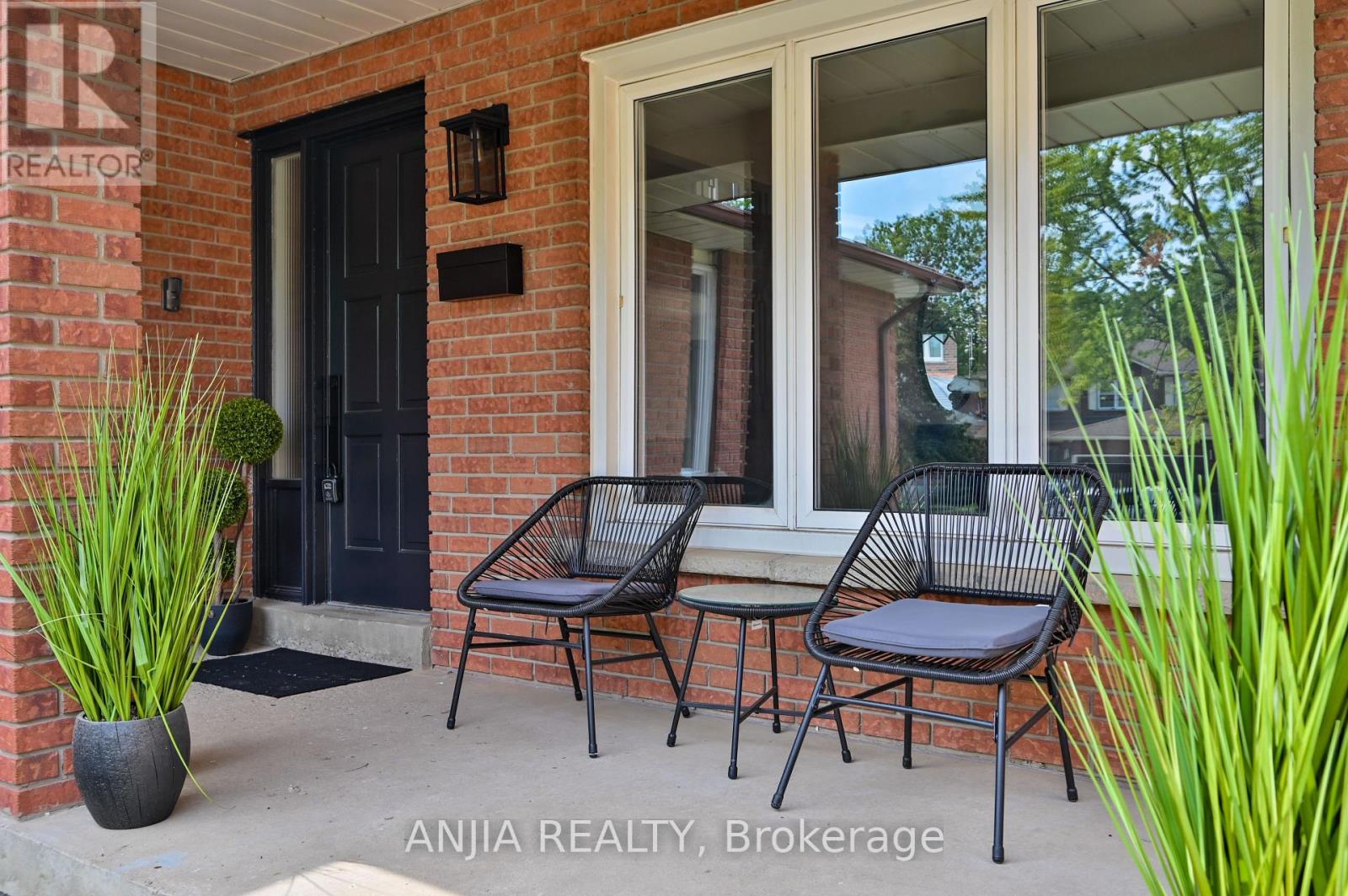 1339 Willowbank Trail, Mississauga, Ontario  L4W 3P9 - Photo 3 - W12427362