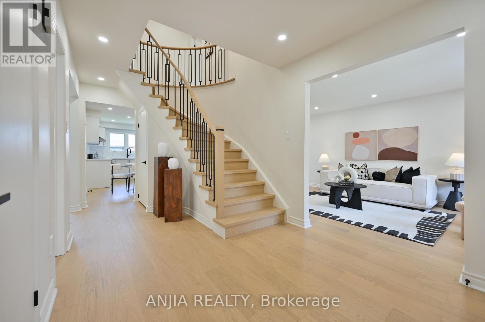 1339 Willowbank Trail, Mississauga, Ontario  L4W 3P9 - Photo 4 - W12427362