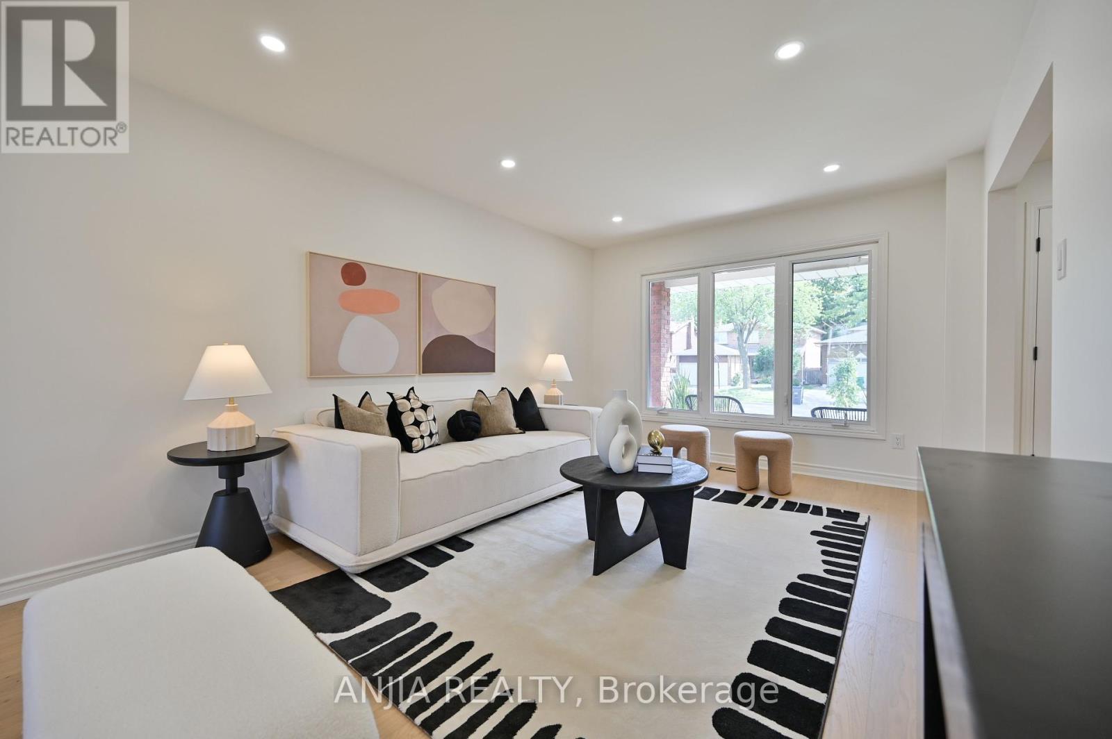 1339 Willowbank Trail, Mississauga, Ontario  L4W 3P9 - Photo 7 - W12427362