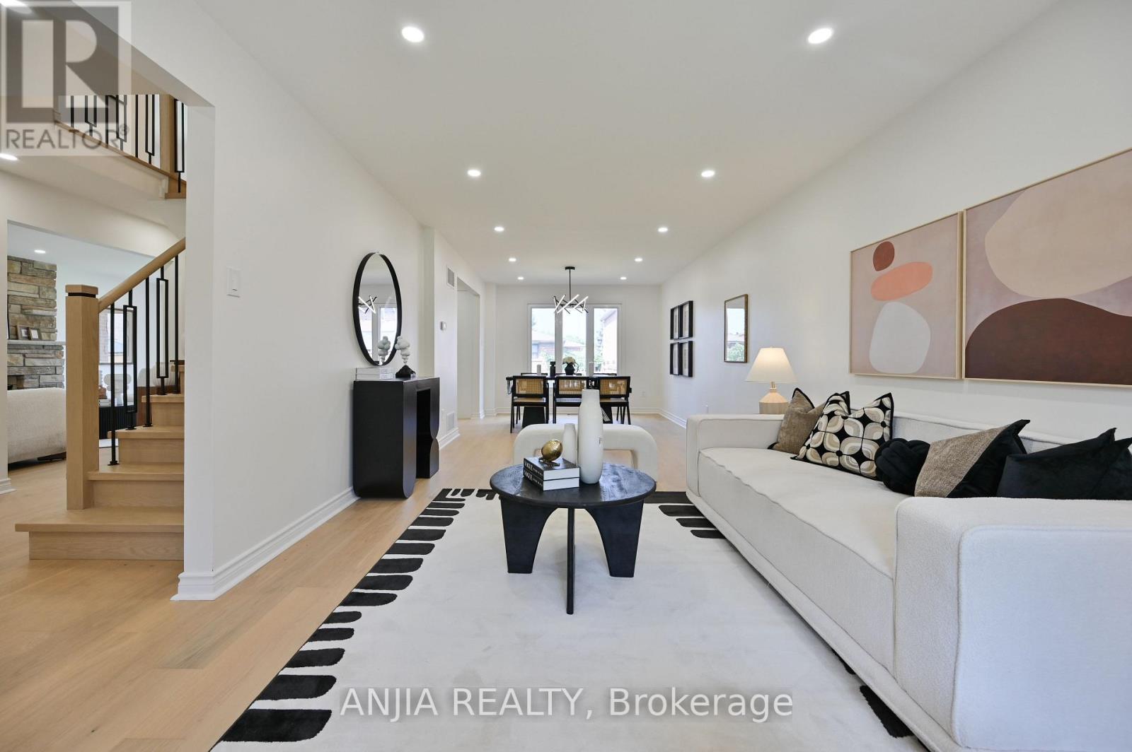 1339 Willowbank Trail, Mississauga, Ontario  L4W 3P9 - Photo 8 - W12427362