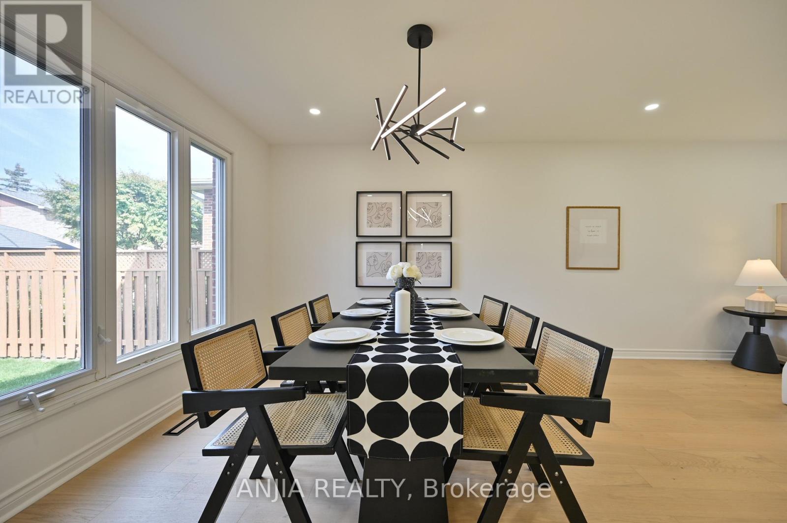 1339 Willowbank Trail, Mississauga, Ontario  L4W 3P9 - Photo 9 - W12427362
