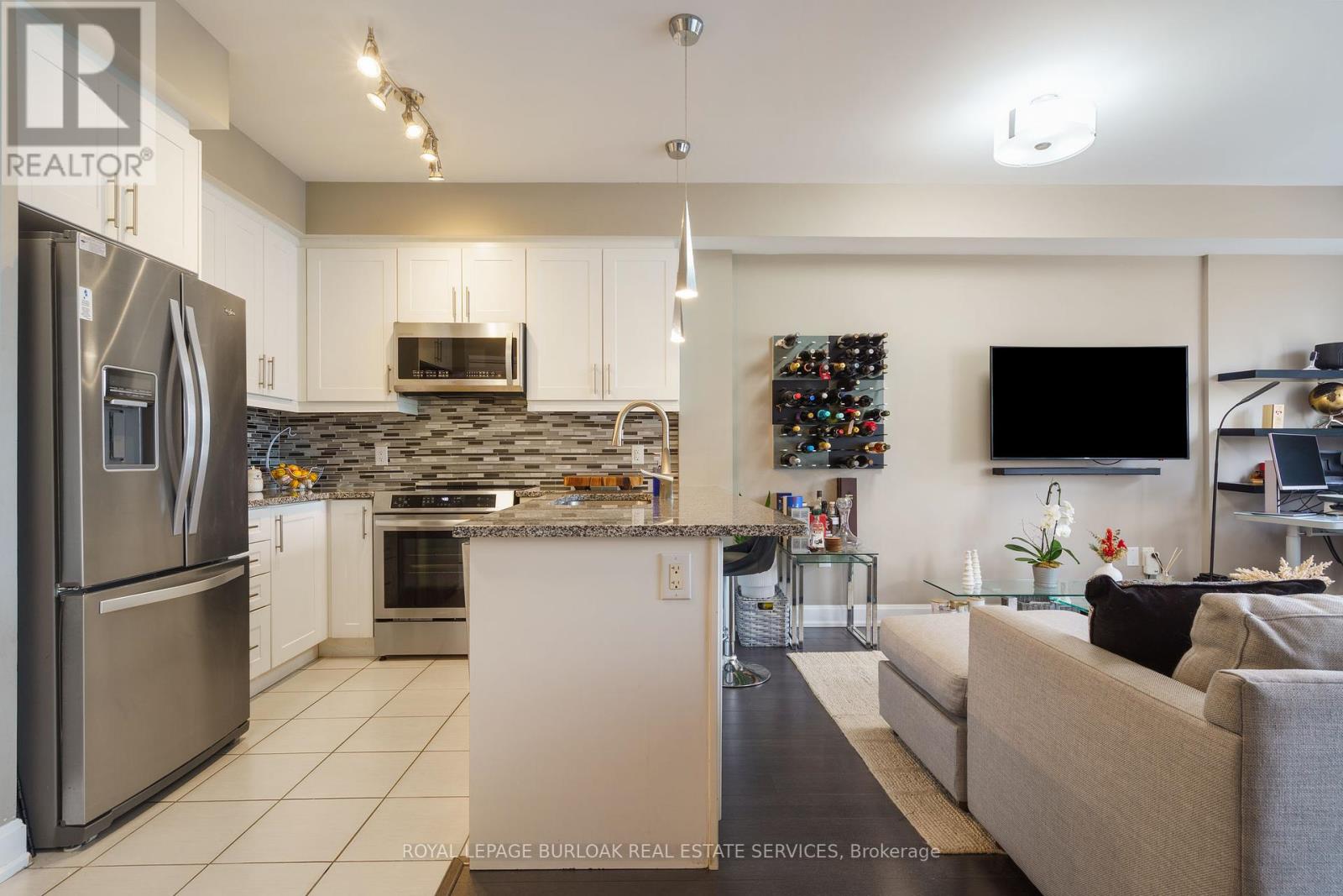 306 - 272 Georgian Drive, Oakville, Ontario  L6H 0K4 - Photo 4 - W12427381