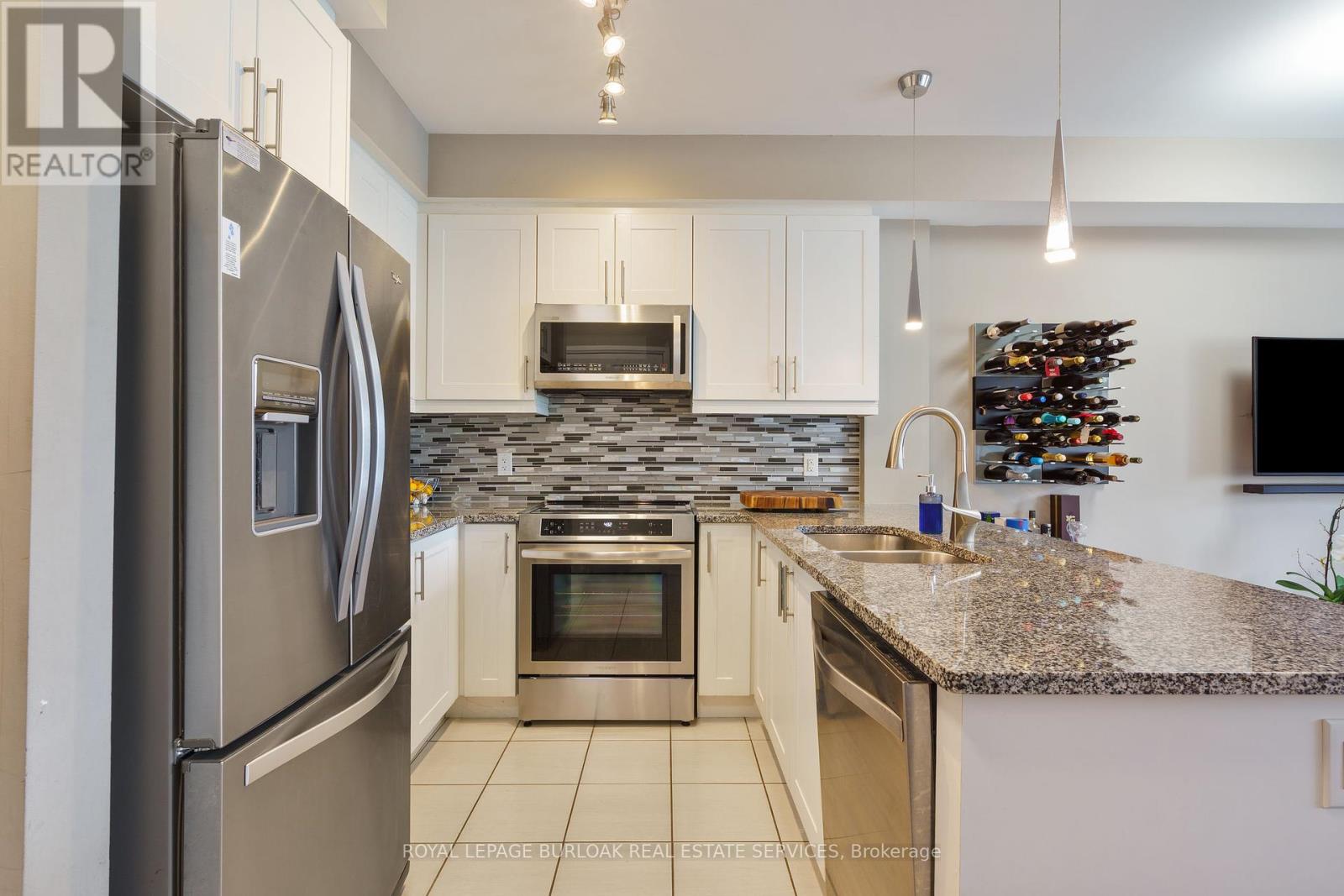 306 - 272 Georgian Drive, Oakville, Ontario  L6H 0K4 - Photo 6 - W12427381