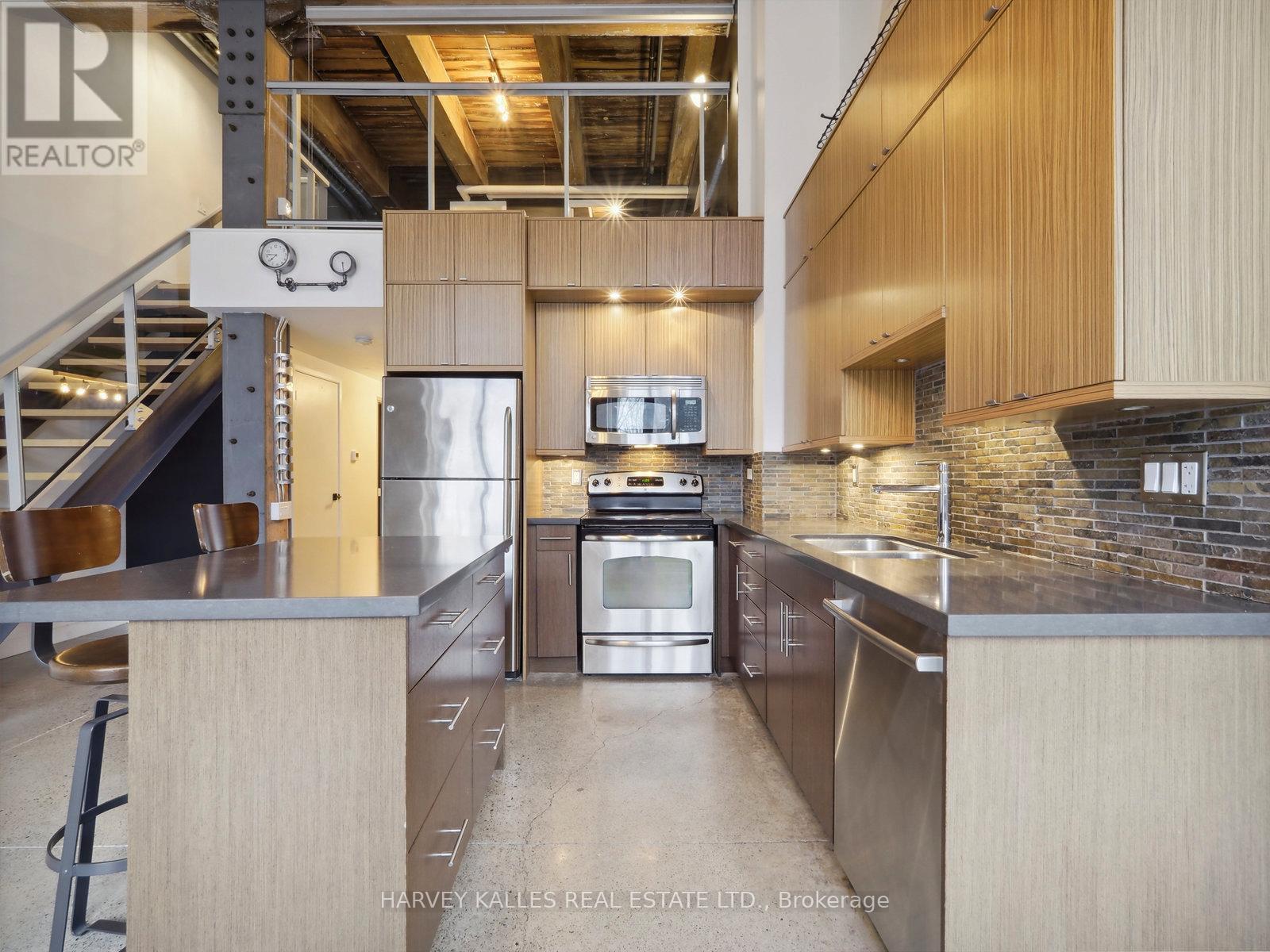 110 - 363 Sorauren Avenue, Toronto, Ontario  M6R 3C1 - Photo 3 - W12427414