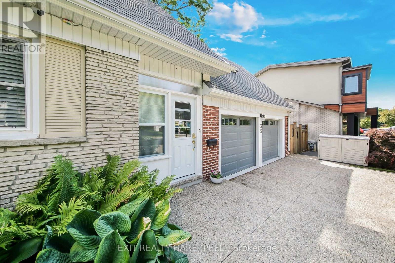 35 Ridgehill Drive, Brampton, Ontario  L6Y 2C3 - Photo 2 - W12427431