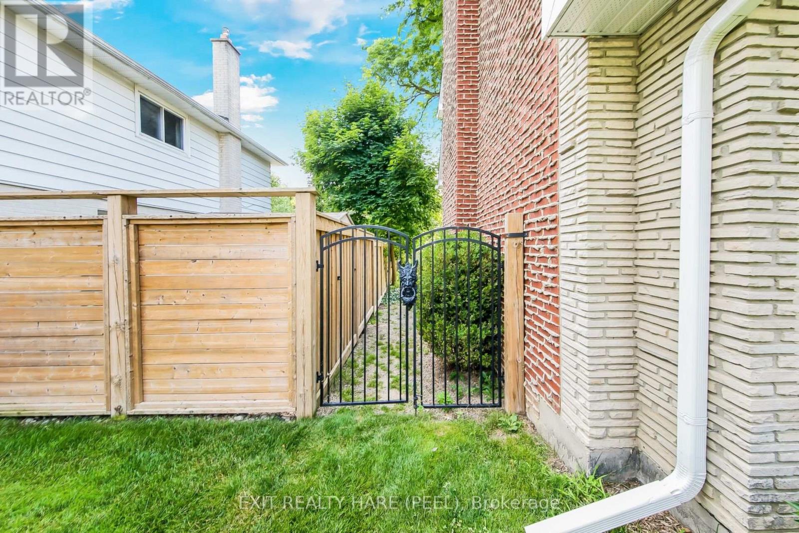 35 Ridgehill Drive, Brampton, Ontario  L6Y 2C3 - Photo 3 - W12427431