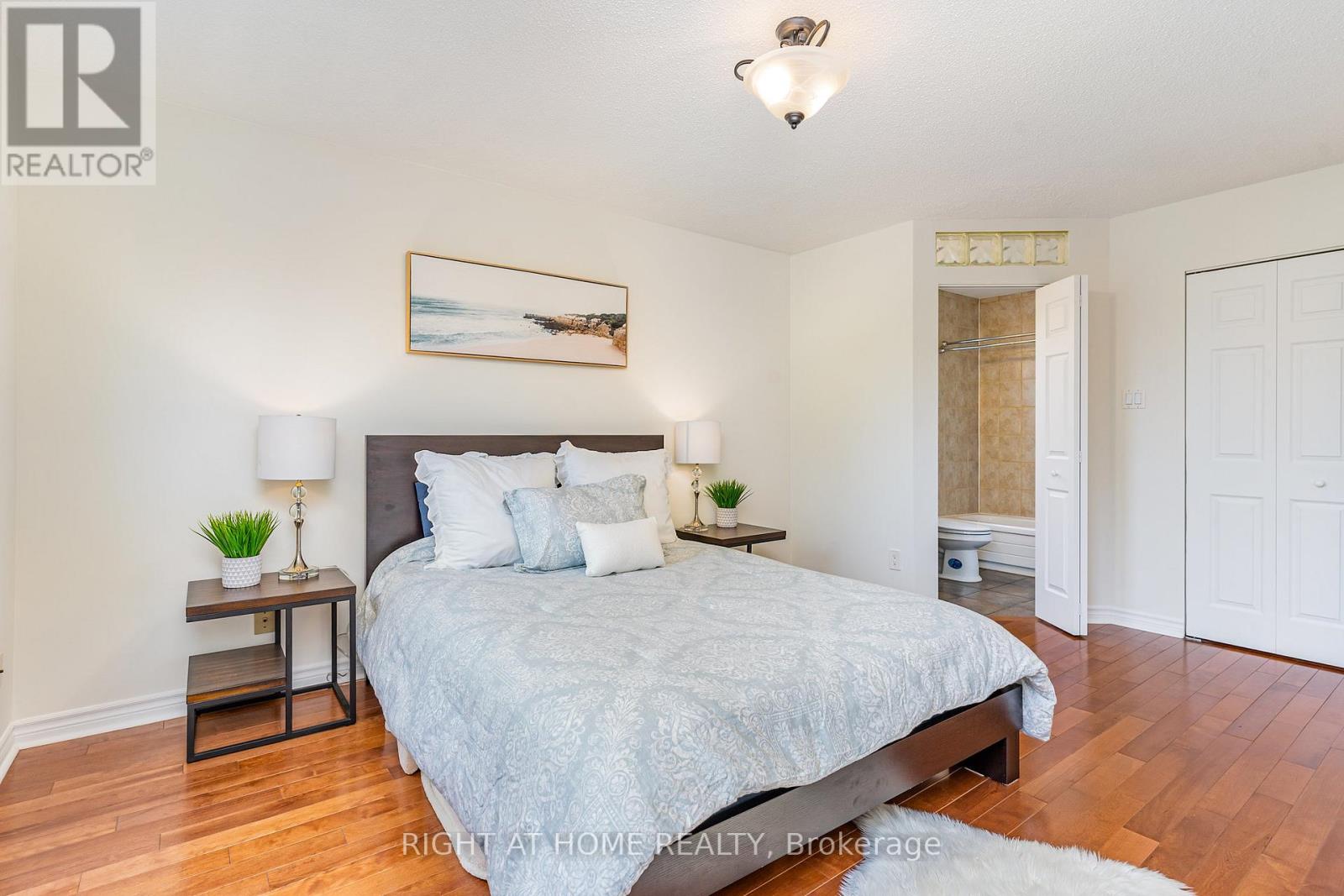 6829 Markwood Place, Mississauga, Ontario  L5N 4K7 - Photo 11 - W12427450