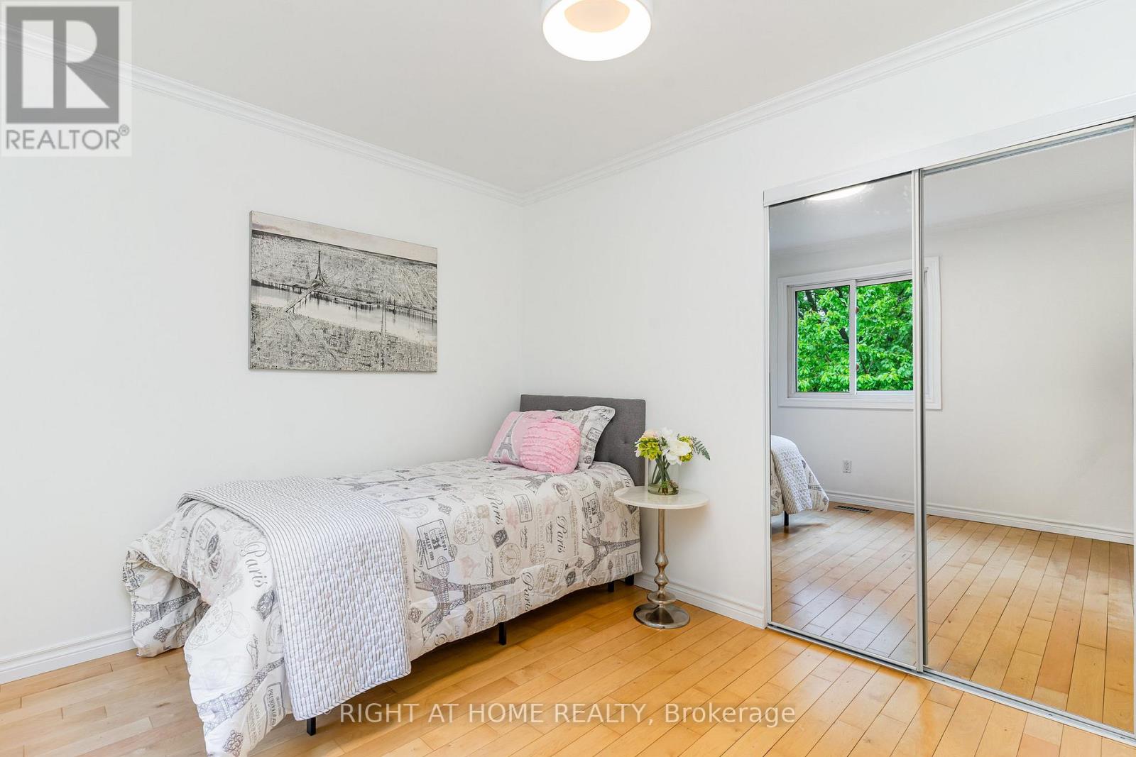 6829 Markwood Place, Mississauga, Ontario  L5N 4K7 - Photo 12 - W12427450