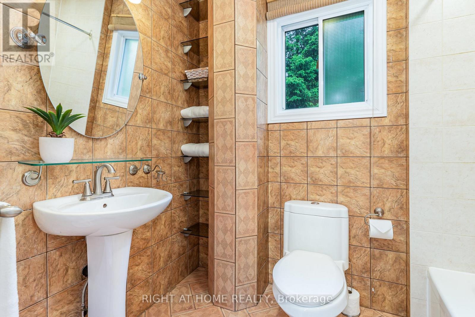6829 Markwood Place, Mississauga, Ontario  L5N 4K7 - Photo 14 - W12427450