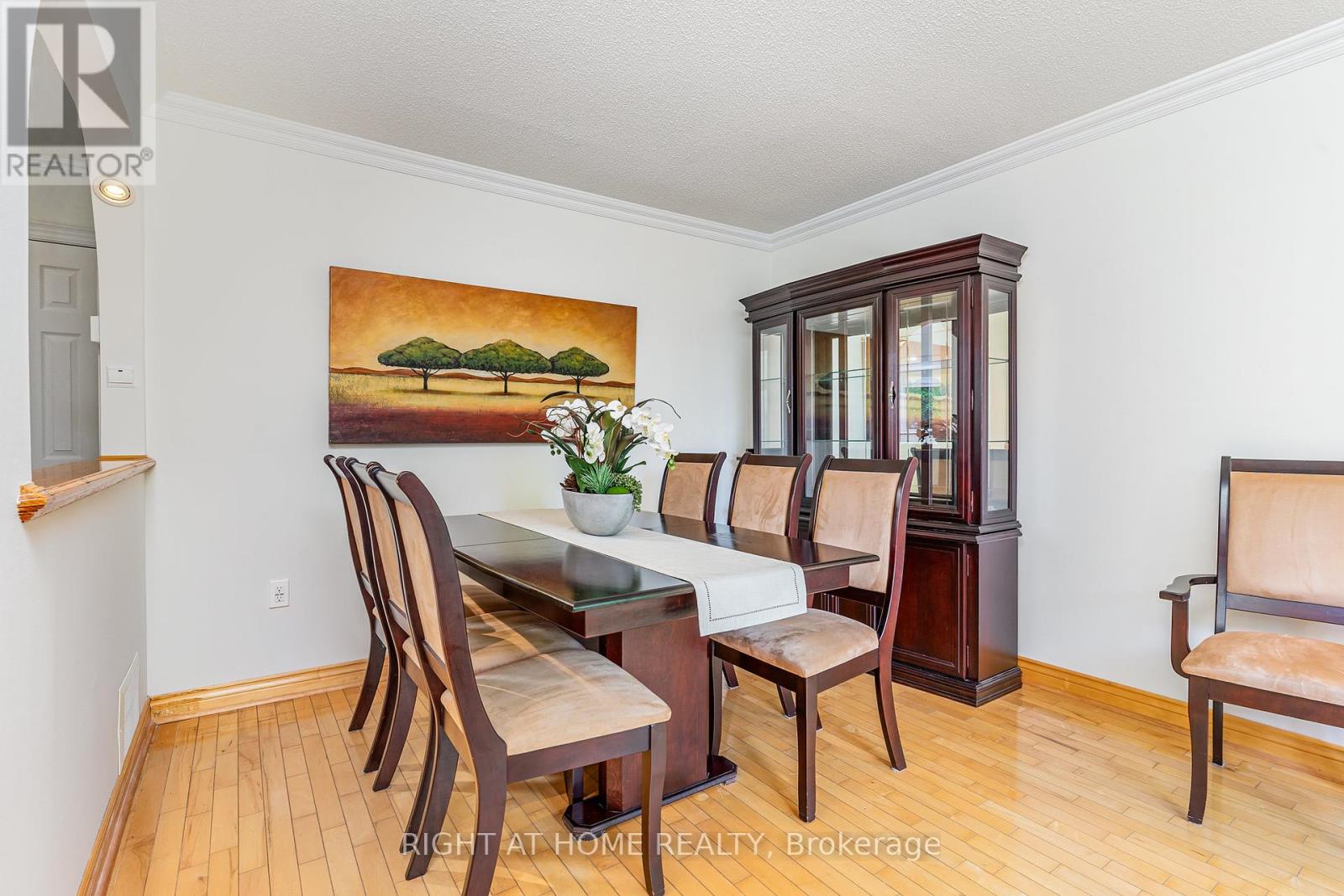 6829 Markwood Place, Mississauga, Ontario  L5N 4K7 - Photo 4 - W12427450